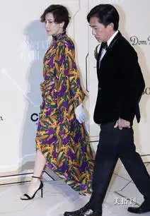 53岁仍女神刘嘉玲露香肩戴chocker显年轻,与梁朝伟同框差距大
