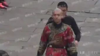 新鹿鼎记张一山唐艺昕片场照曝光,韦小宝穿红色官服面容冷峻
