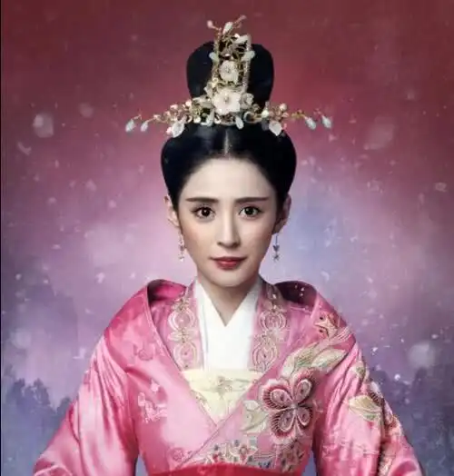 李心艾不光有张受争议的脸,还有双不协调的手,看到只想疯狂截图
