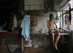 你见过蜗居在棺材间笼屋的香港人吗
