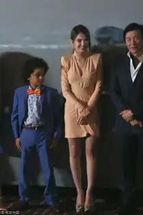 辣妈昆凌裸色长裙秀窈窕身材女神范
