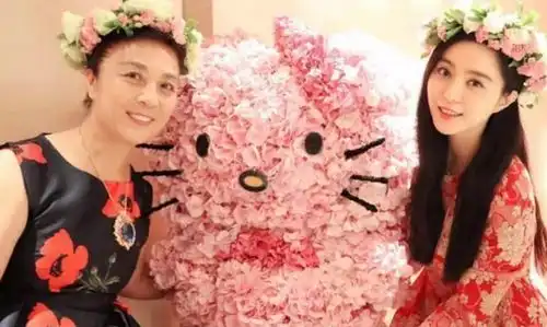 范冰冰携妈妈现身机场,两母女颜值衣品超高,易胖体瘦成筷子腿
