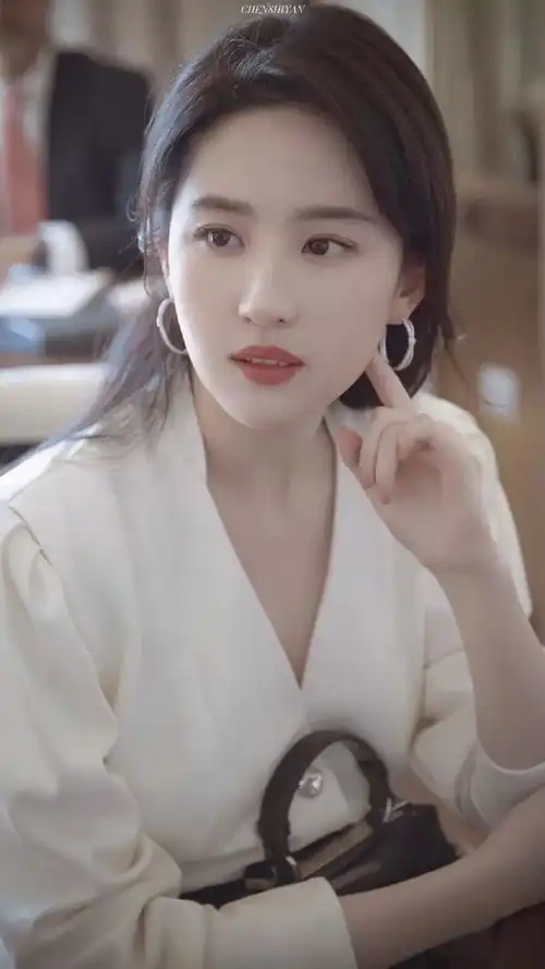 刘亦菲小龙女白衣舞剑旧照
