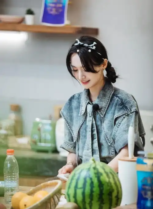 郑爽穿牛仔裙好有少女感,麻花辫配搭配青春活力,笑容自信甜美
