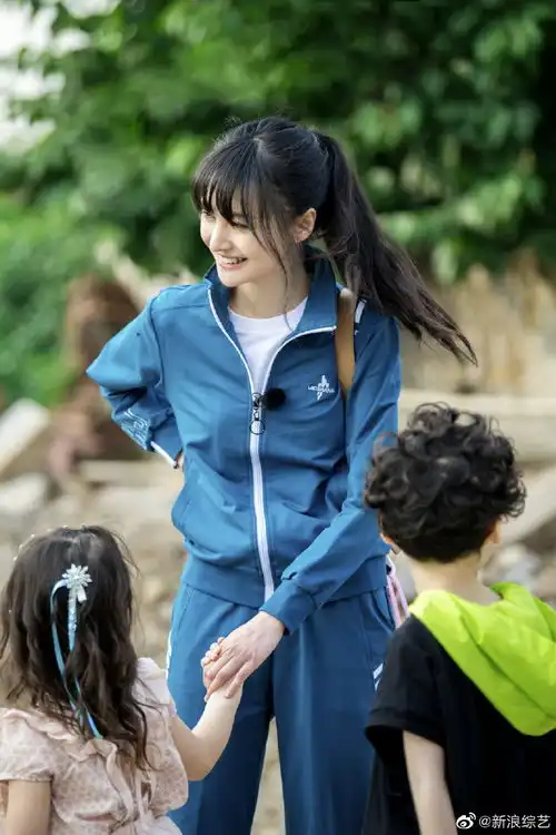 组图郑爽蓝色复古校服搭高马尾清爽减龄与萌娃们互动温馨和谐