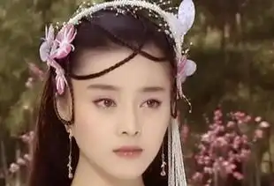 女明星额头留小辫子的古装造型李湘冷艳,范冰冰青涩,她最美