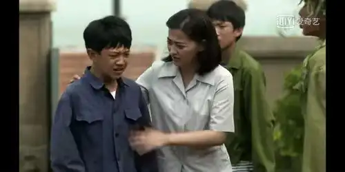 父母爱情那个被打头7次,被说傻没出息的孩子,才最需要被爱
