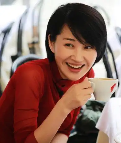 51岁的许晴活出了31岁的样子,当她18岁旧照曝光,美到骨子里