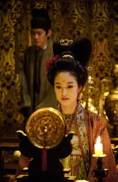 老公身份不简单,一出道无绯闻就嫁给现在老公的美女明星
