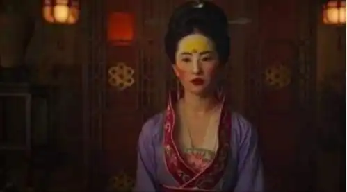 花木兰幕后照曝光,刘亦菲素颜出镜,网友不要偶像包袱了
