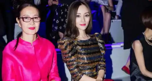 李小璐美满婚姻破裂,被批一张好牌打的稀烂,没想到竟是因为她
