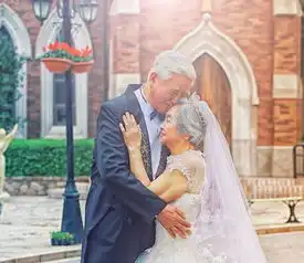 八旬老人拍梦幻婚纱照模仿太阳后裔
