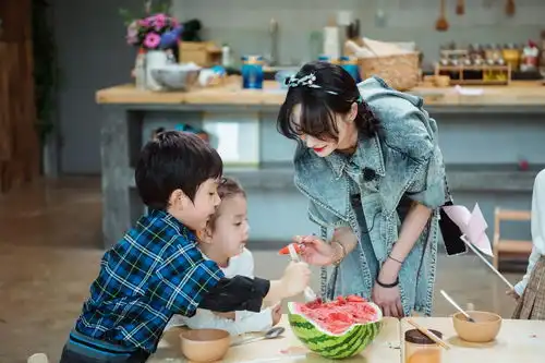 组图郑爽浅蓝色领带牛仔连体装时尚干练少女气息十足