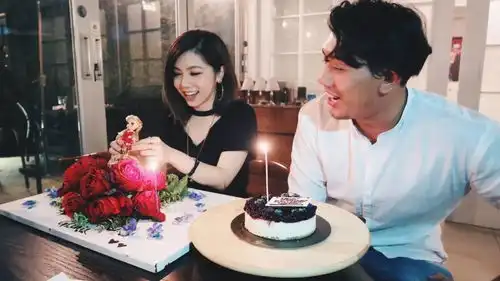 邓紫棋惊喜生日派对欢乐多和绯闻男友合影笑开怀
