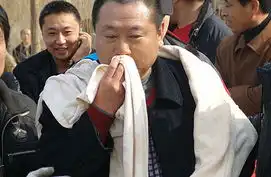 老大的幸福主演范伟坐豪华suv代言微客
