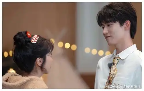 无限班郑业成与郭晓婷互夸很上头,还说拍剧照要让人有遐想空间
