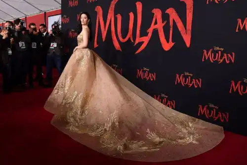 花木兰全球首映好莱坞对张艺谋的致敬之作