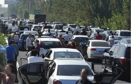 高速公路上堵车的松弛感京哈高速部分路段出现拥堵,有司机下车踢毽子解闷