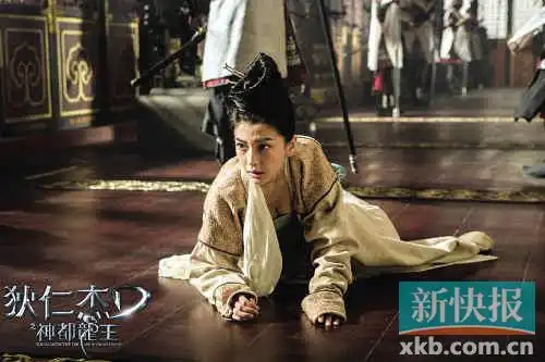 angelababy穿性感唐装小露事业线