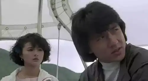 她曾出演僵尸先生,当红时嫁入亿万豪门却出轨干儿子
