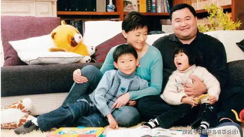 52岁杨澜全家照,儿子像妈妈,女儿像爸爸,儿女颜值差异颇大
