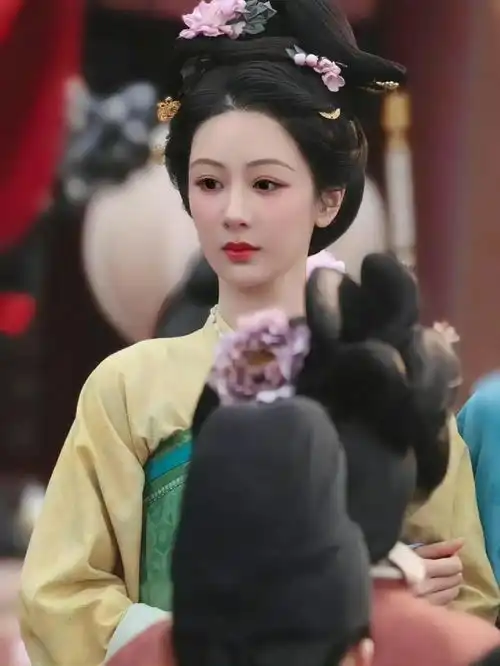 国色芳华杀青,看了杨紫的剧照,我才知道什么叫天选古人