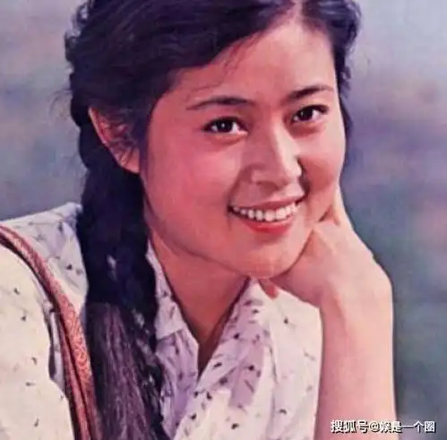 她是央视著名女主持,曾与郭达陈凯歌相恋,今54岁定居国外