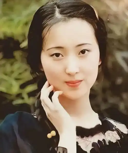 林黛玉转世17岁女孩酷似陈晓旭爆火,出生时间引热议
