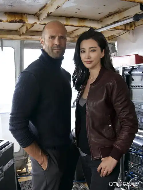 杰森斯坦森成无敌猛男,和巨齿鲨恶斗也是很有一套
