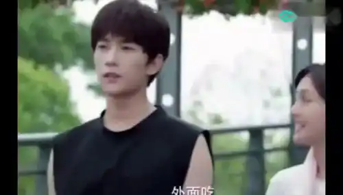 微微一笑很倾城杨洋深夜还在工作,郑爽就躺在他腿上睡着了
