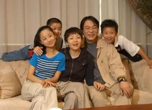 后妈掐死19岁高三女儿后带着亲生儿逃离,再婚家庭如何融洽相处