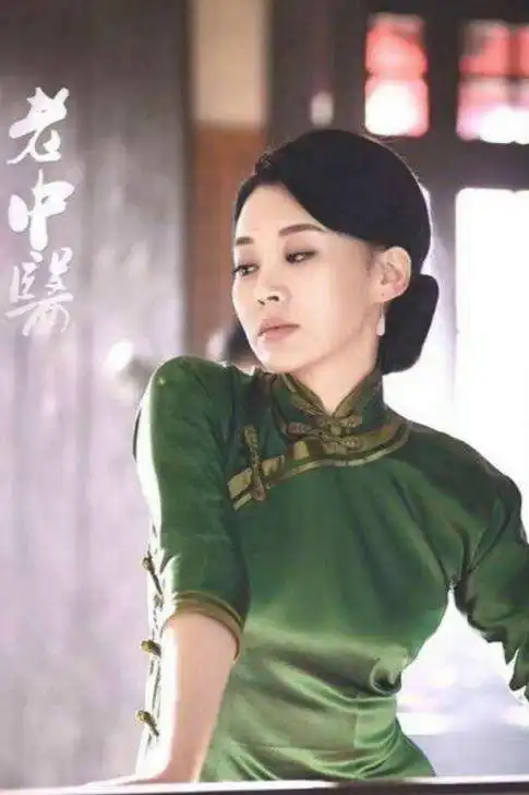 50岁的许晴,风韵依然存在,旗袍穿搭很不错
