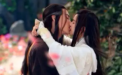 陈妍希与陈晓激吻剧照曝光网友批小龙女欠矜持
