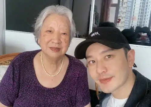 黄晓明支持贾玲电影,评价笑中带泪,晒妈妈年轻旧照感恩母爱伟大
