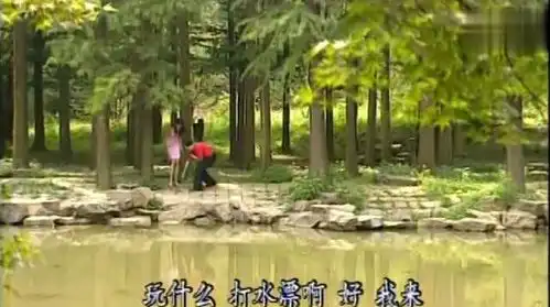 美女跟老总郊游,俩人约在小树林,周围一个人没有
