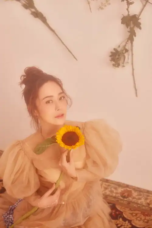 李羿瑄优雅不失可爱俏皮新剧媚者无疆大受期待

