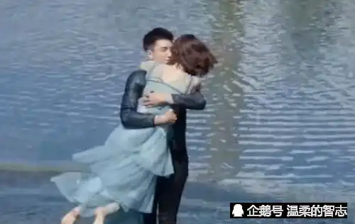 倾城时光,林浅参加宴会被帅哥搭讪,金瀚吃醋,当众抱林浅腰
