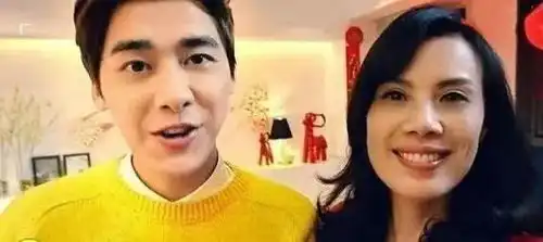 李易峰罕见晒父母年轻合照,狂赞父母颜值惊为天人

