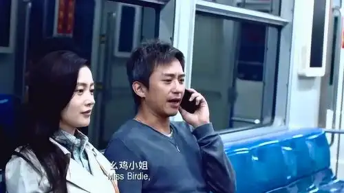 美女为了闺蜜的事情烦恼,男子想办法逗她开心,太会哄女孩子开心了
