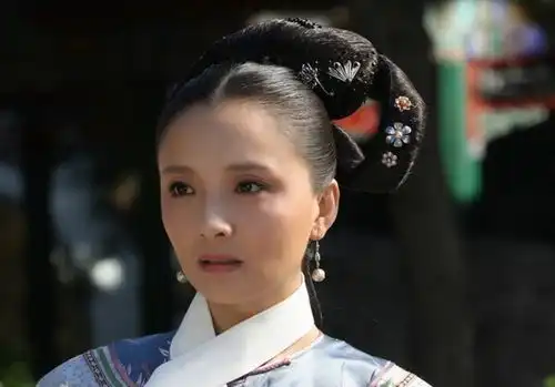 甄嬛传里,皇后说槿汐和苏培盛对食,从槿汐房里搜出的红盒子里装的是什么
