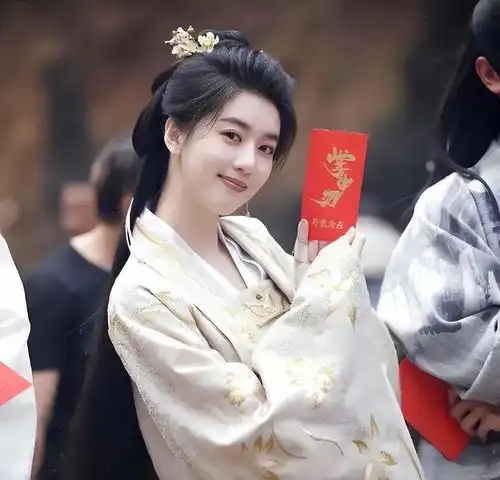 来中国挣钱,还诋毁中国人民人民日报除名,这名女艺人彻底崩塌
