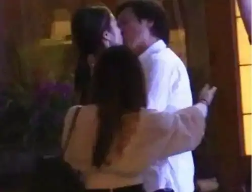 她和刘亦菲的老爸谈恋爱后,坐豪车,住洋房,演芳华

