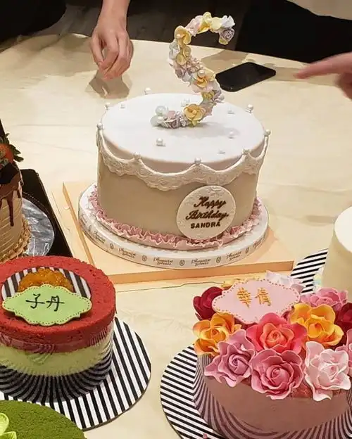 邱淑贞曾华倩同框为吴君如庆生,女神容貌依旧冻龄生长
