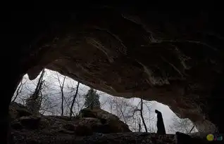法摄影师拍超级英雄度假照闪电侠田野飞奔
