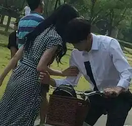 郑爽杨洋公开约会秀恩爱,丝毫不顾及路人
