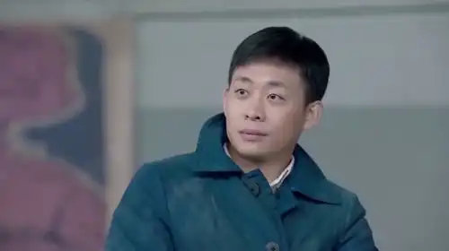 鸡毛飞上天陈江河随邱英杰上车
