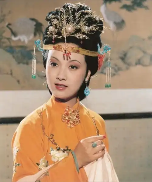 87版红楼梦服饰有多讲究光王熙凤这3套衣服,就需要细细品味
