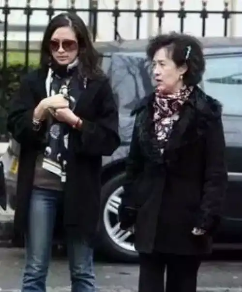 章子怡又晒妈妈年轻照,短发穿立领外套好洋气,母女基因都很奇妙

