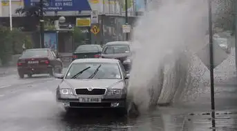 下雨天忘记按这个按钮,车子分分钟报废