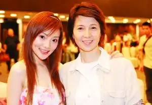 李小璐妈妈年轻时代罕见靓照
